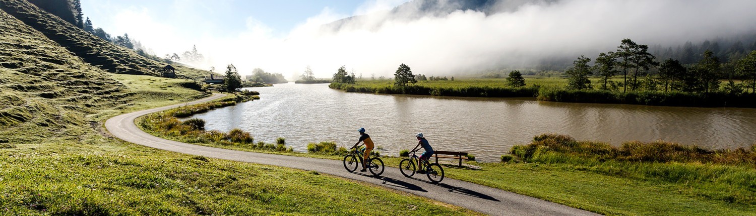 E-Bikefahrer am See in Saalfelden Leogang Steinberge