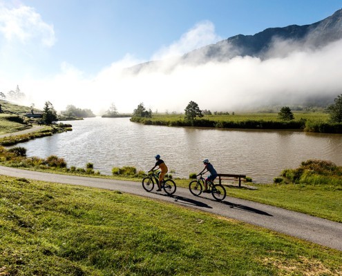 E-Bikefahrer am See in Saalfelden Leogang Steinberge