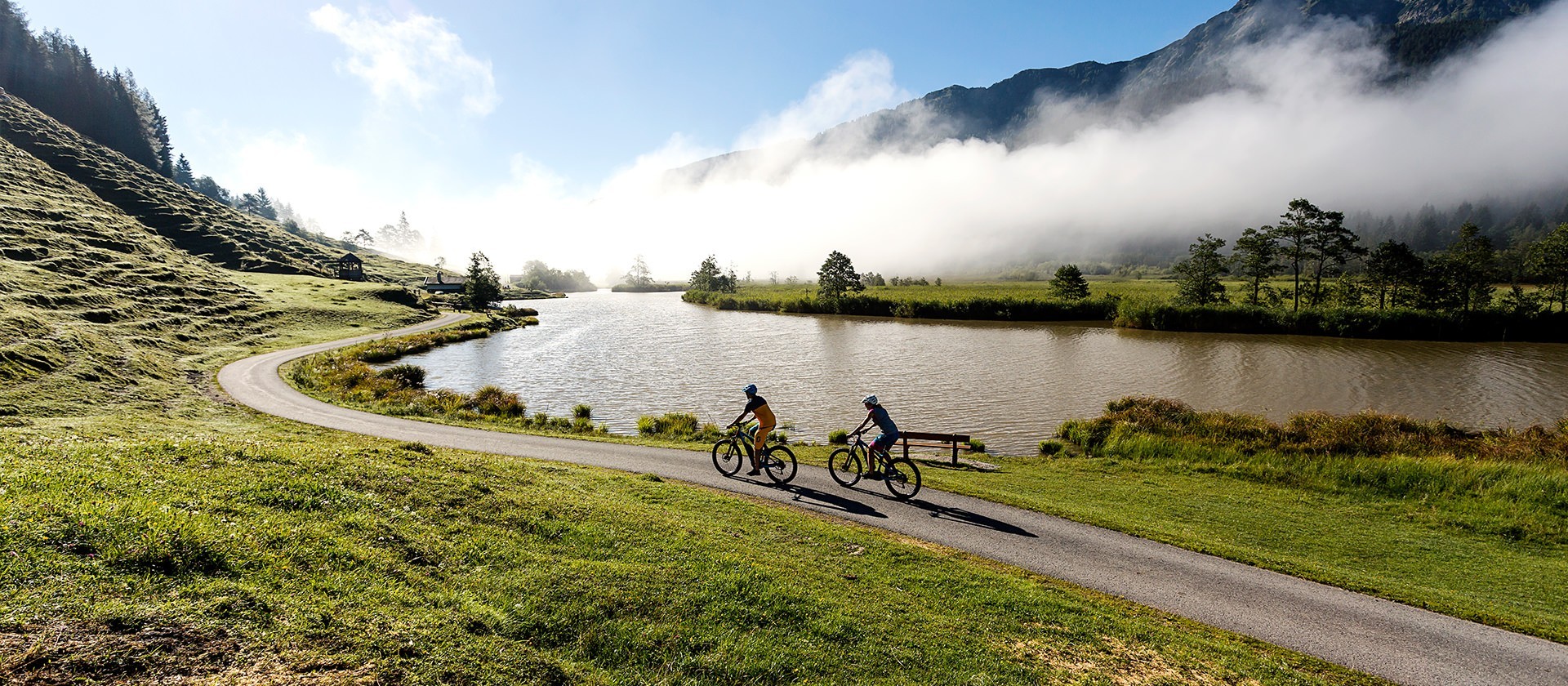 E-Bikefahrer am See in Saalfelden Leogang Steinberge