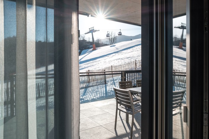 Traumhafter Winterblick in die morgentliche Sonne der Steinbergbahn mit der direkten Piste