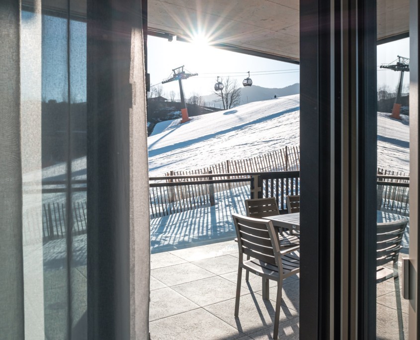 Traumhafter Winterblick in die morgentliche Sonne der Steinbergbahn mit der direkten Piste