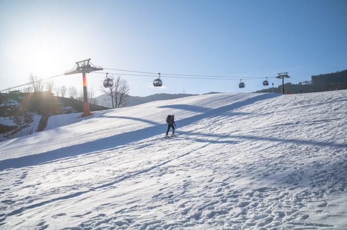 Zwischen Himmelblau und Pulverschnee ein Skibergsteiger im Skicircus Asitz