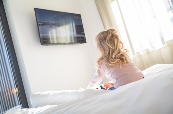 Im Zimmer das Bergpanorama betrachten