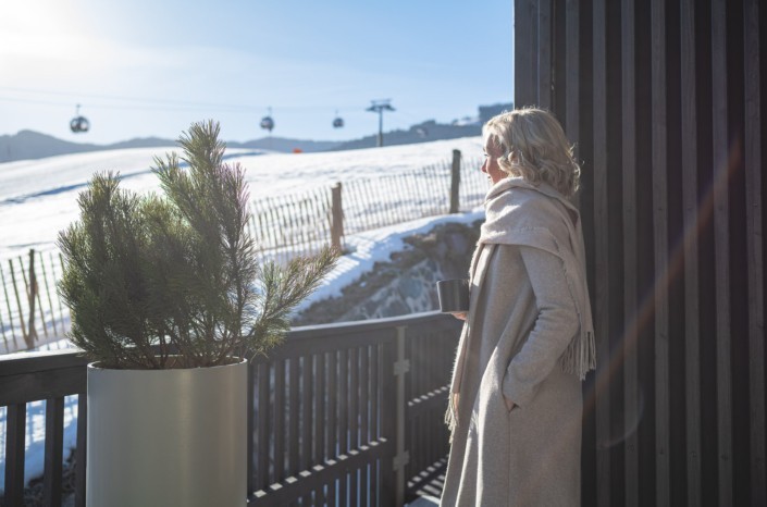 Elegant Bekleidet auf der Terrasse Apart Herzog wartend entgeht nichts dem Auge