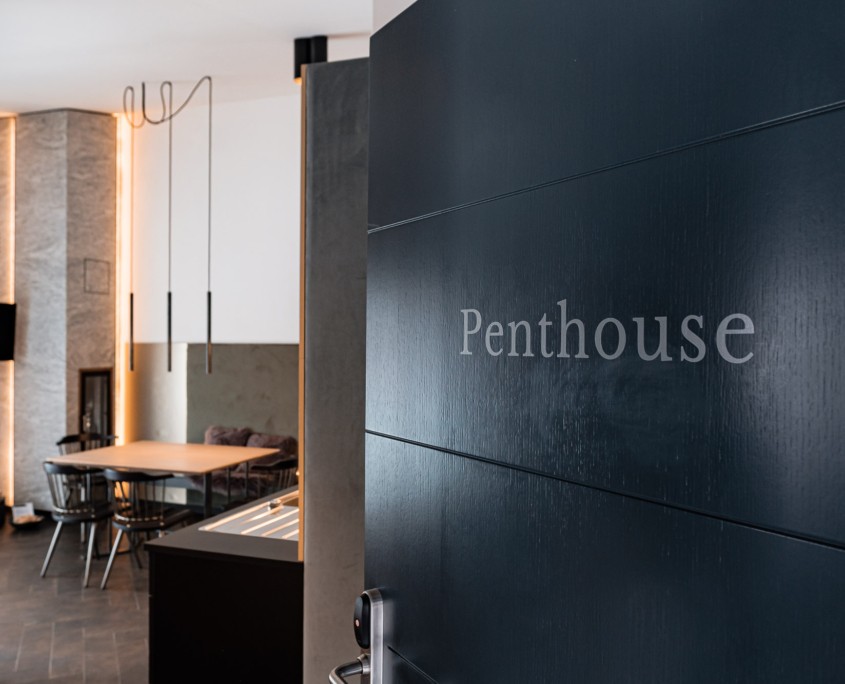 Die Haustür der Fewo Penthouse mit direktem Blick nicht nur auf die Piste