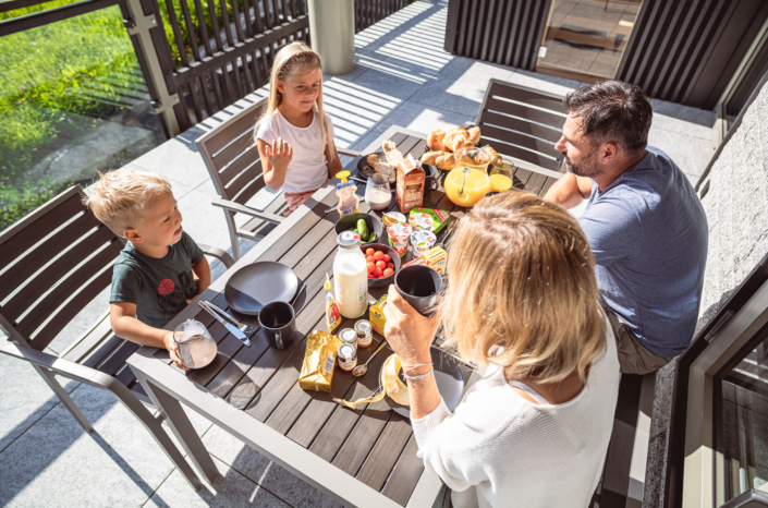 Familienfrühstück auf der Terrasse Apart Herzog Parterre