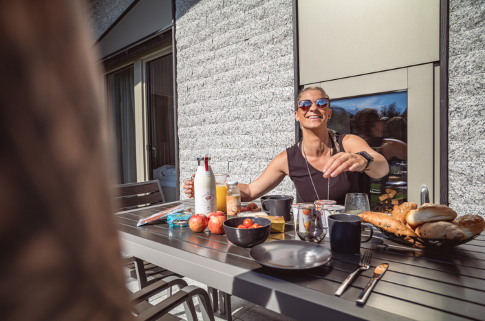 Mädelsfrüstück auf der Sonnenterrasse Apart Herzog