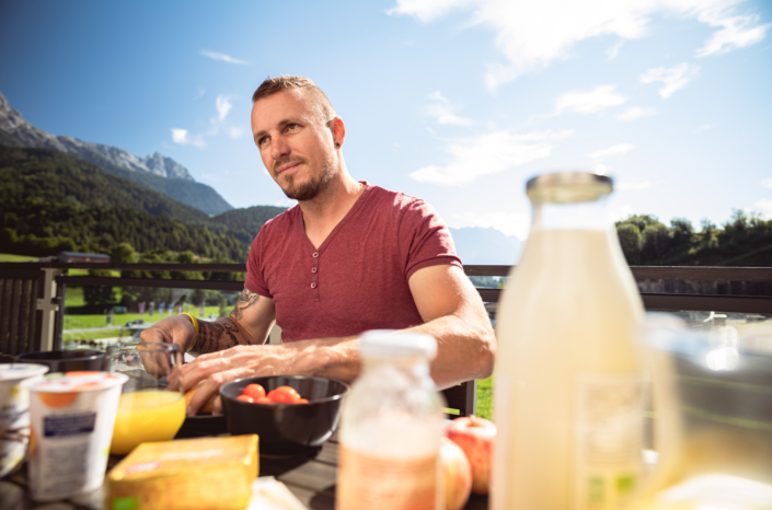 Männerfrühstück auf der Terrasse Appartement Wohnung Apart Herzog