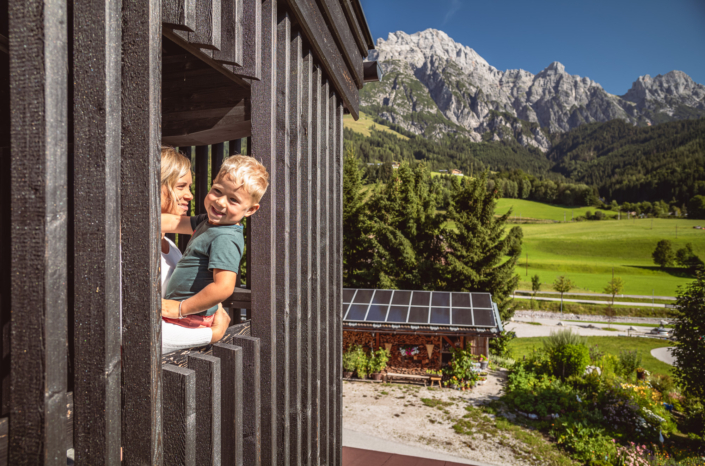 Familienaussicht auf die Leoganger Steinberge im Sommer