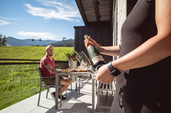 Snack am Balkon von der Suite Apart Herzog