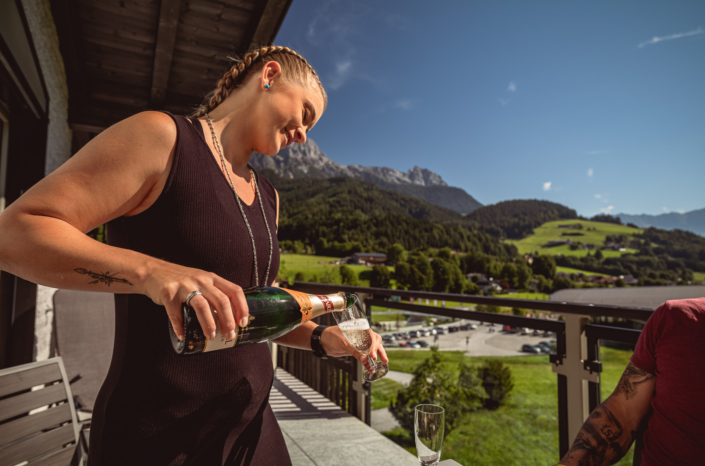 Sommerfrühstück mit Sekt auf der Terrasse im Ferienhaus Apart Herzog