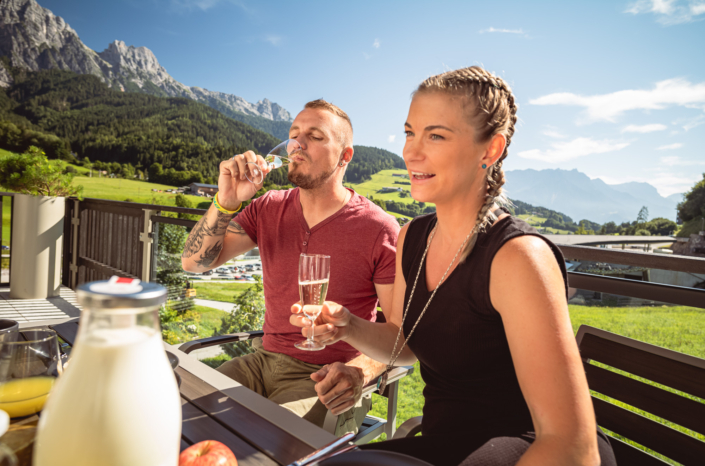 Frühstück auf der Terrasse Penthouse Apart Herzog mit Bergblick