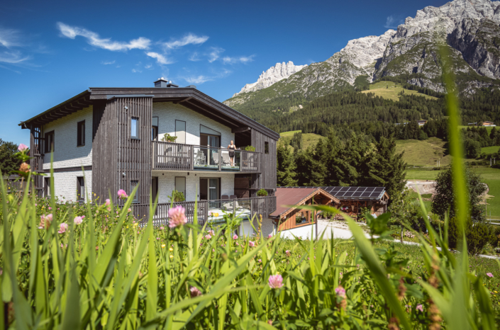 Blick auf die Terrasse Penthouse Apart Herzog im Hochsommer