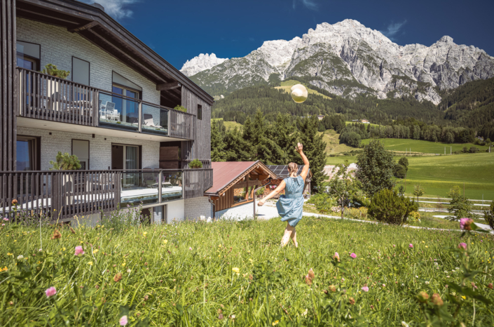 Sommerwiese vor dem Design Apartment Herzog Leogang