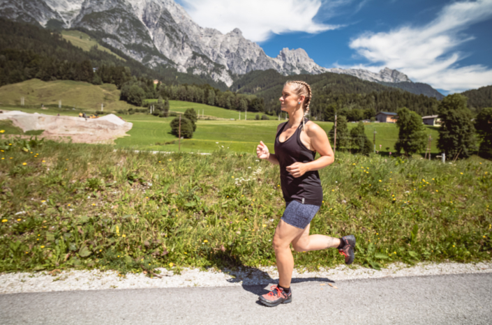 Joggen im Tal mit den Leoganger Steinbergen Salzburger Land