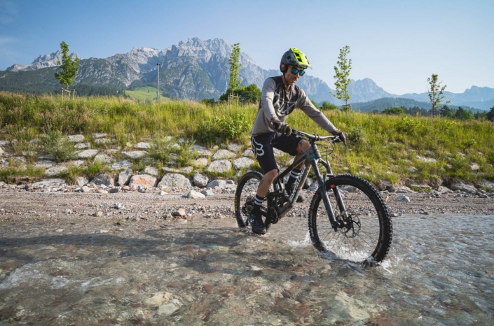 Sommer Fahrrad waschen im Fluss Steinbergbahn Leogang Studio Herzog