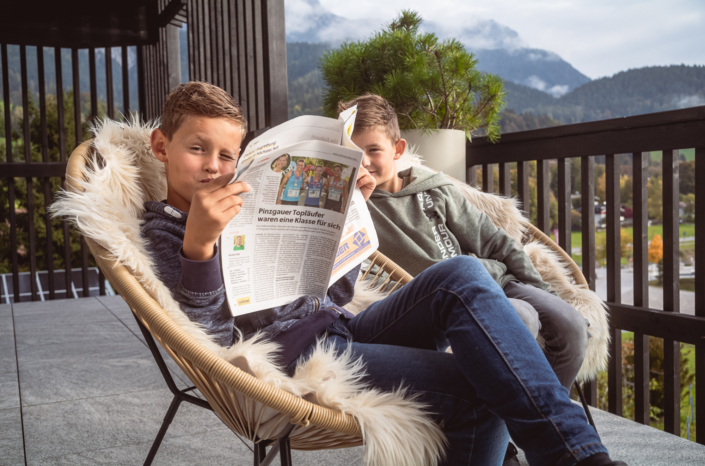 Zusammensitzen auf dem Penthouse Balkon Apart Herzog