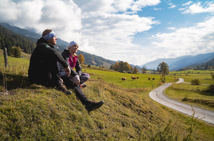 Ruhige Fernsicht im Herbst gemeinsam mit den Kühen