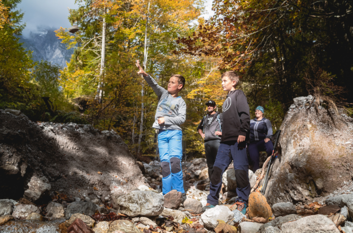 Familien Erkundung der Herbstfarben im Apart Herzog