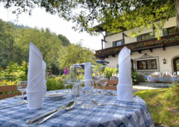 Von der Ferienwohnung Apart Herzog zum Restaurant Hüttwirt wandern