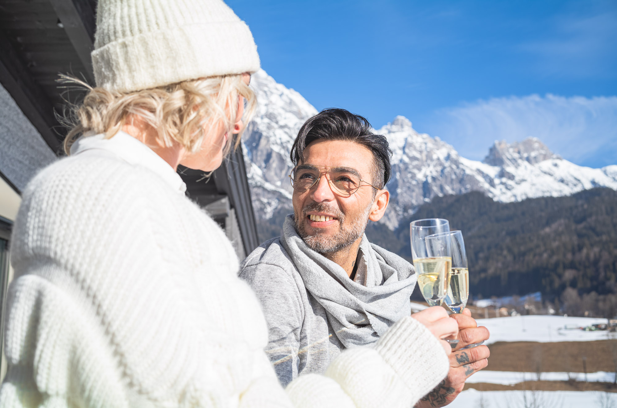 Paargenuss mit einem Glas Sekt auf der Terrasse Penthouse Apart Herzog