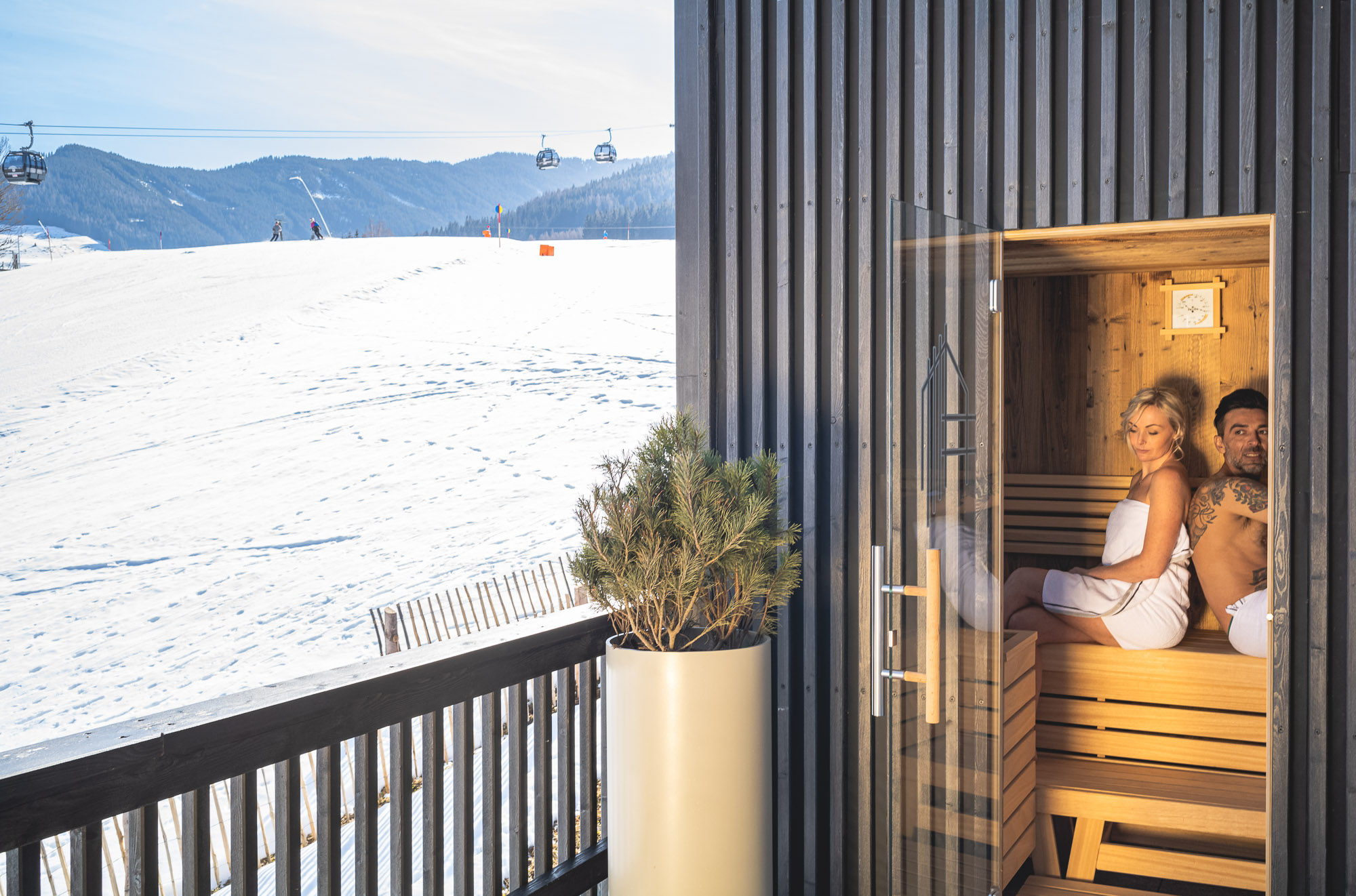 Saunastunden zu zweit mit Blick auf die Skipiste in der Apart Herzog Suite