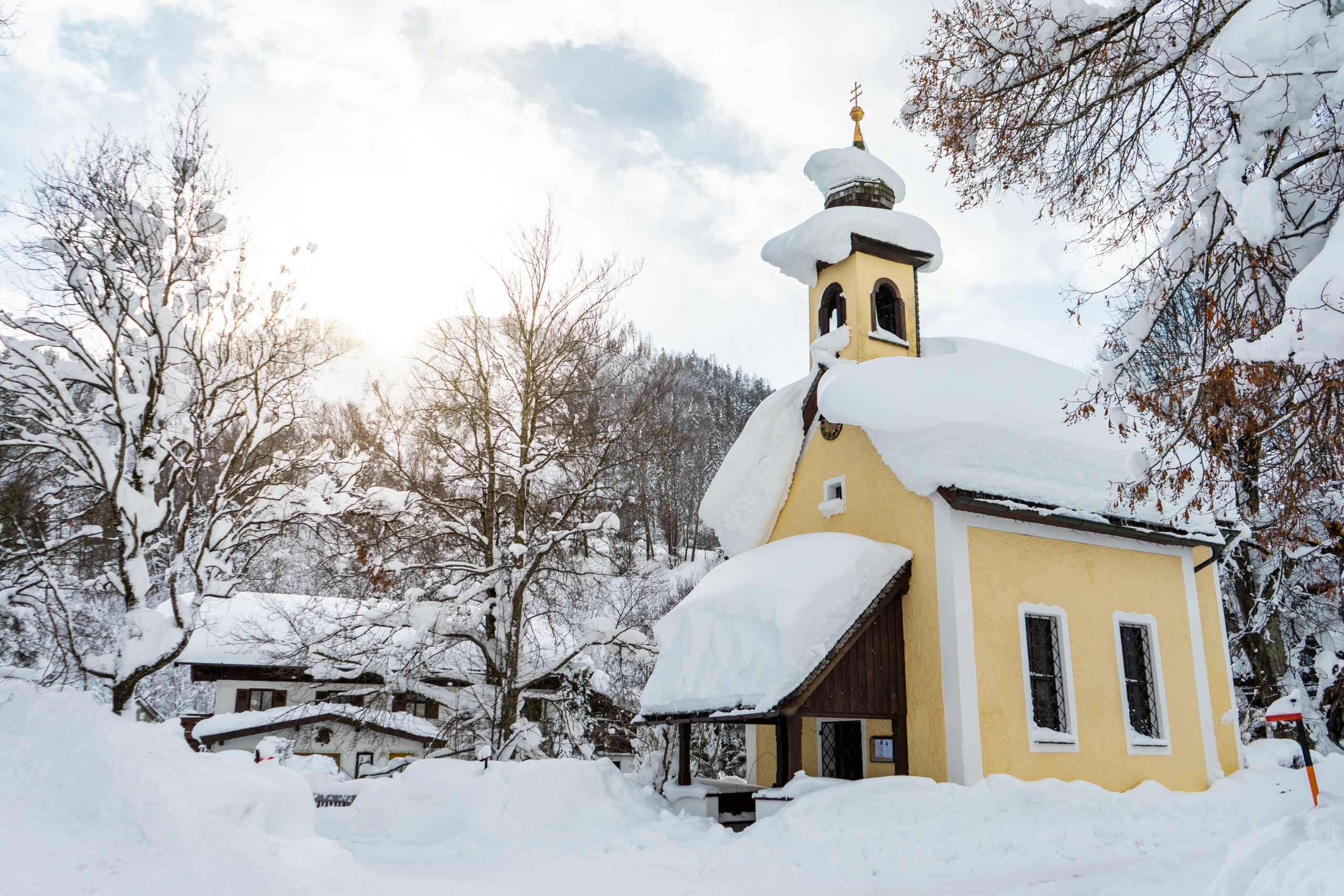 Wohnung in den Bergen bedeutet auch eine verschneite Kirche