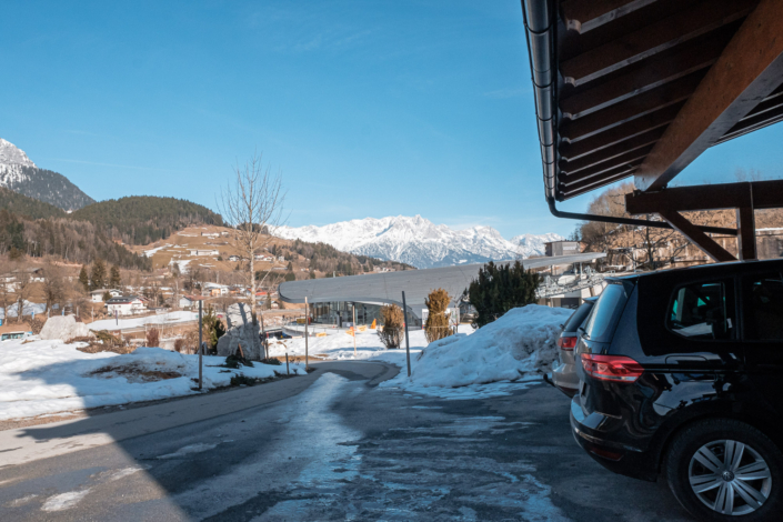 Ferienwohnung Leogang Aussicht vom Carport zur Steinbergbahn